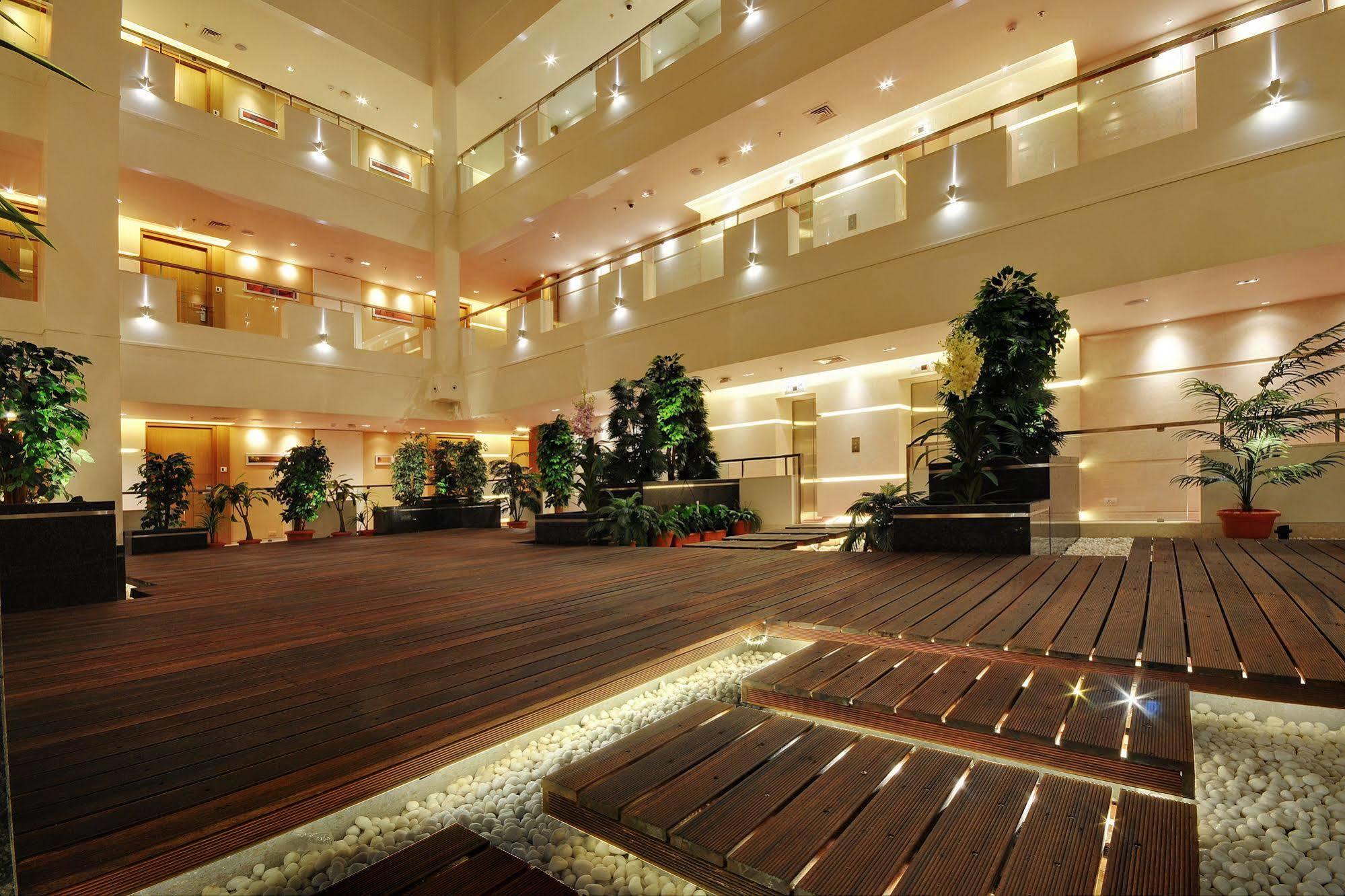 Hotel Platinum Rajkot Eksteriør bilde