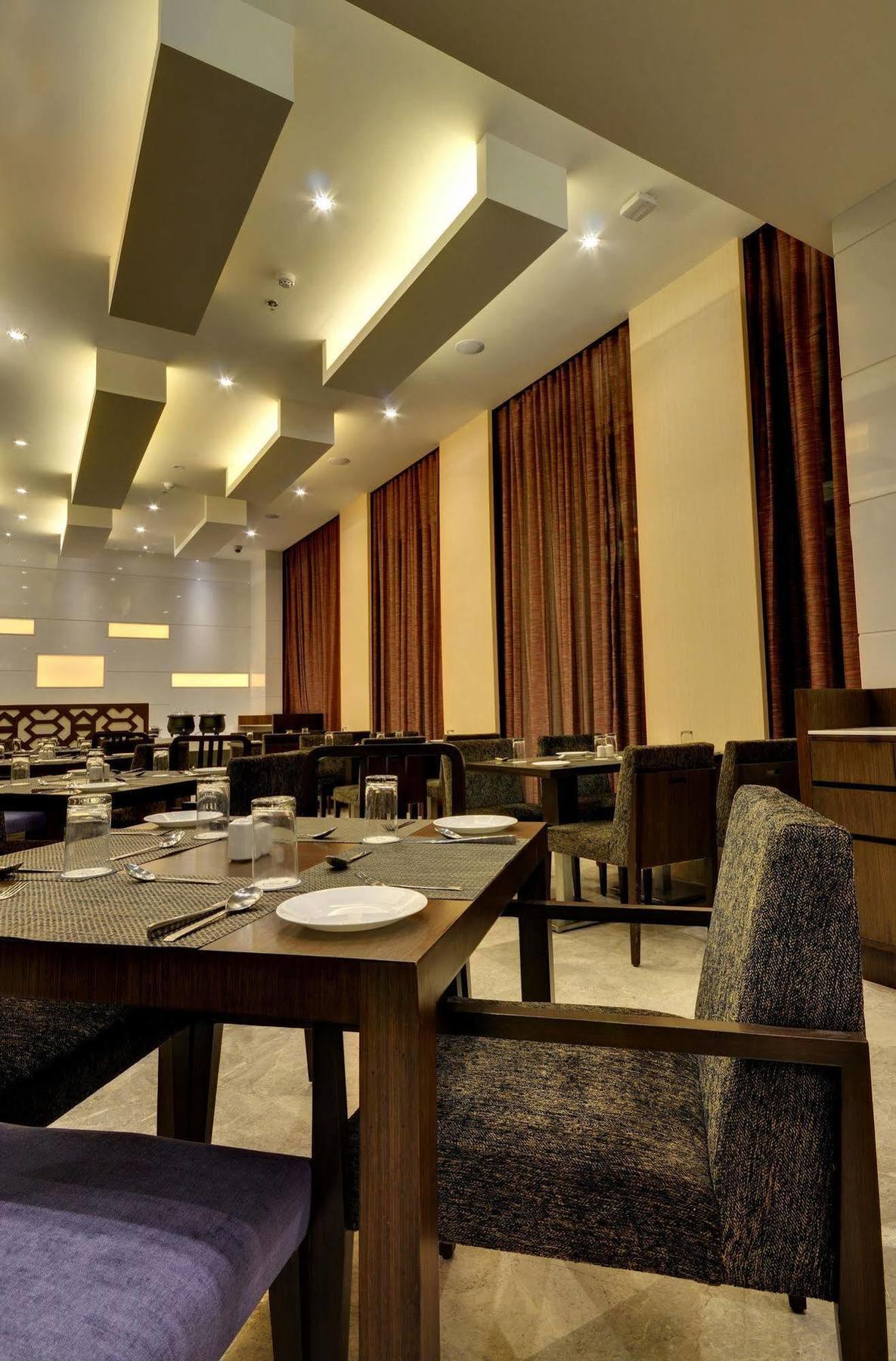 Hotel Platinum Rajkot Eksteriør bilde