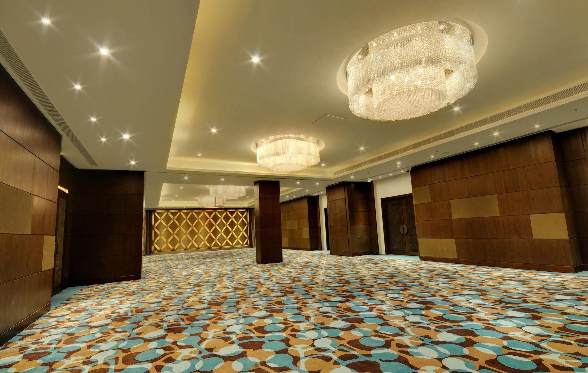 Hotel Platinum Rajkot Eksteriør bilde