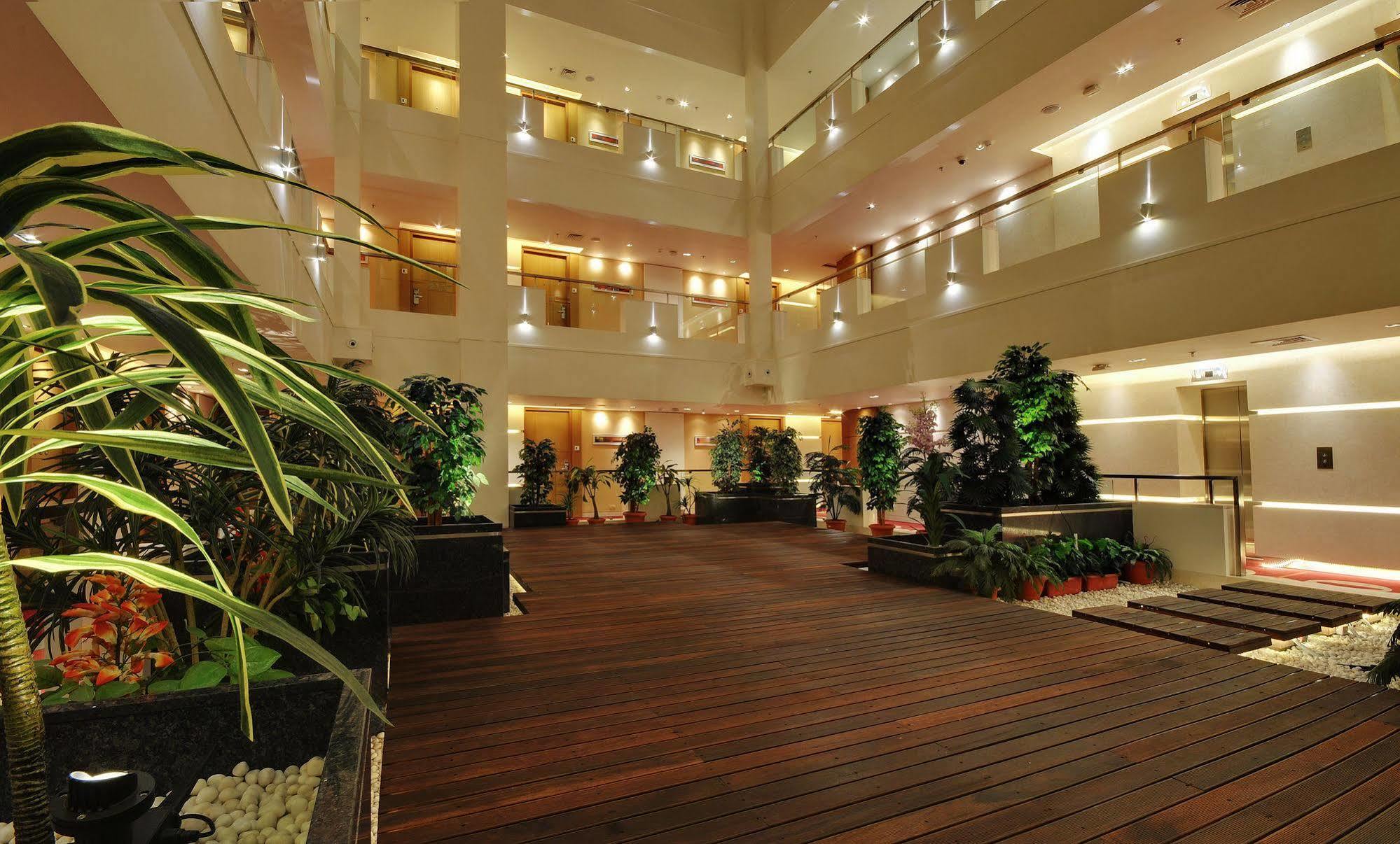 Hotel Platinum Rajkot Eksteriør bilde