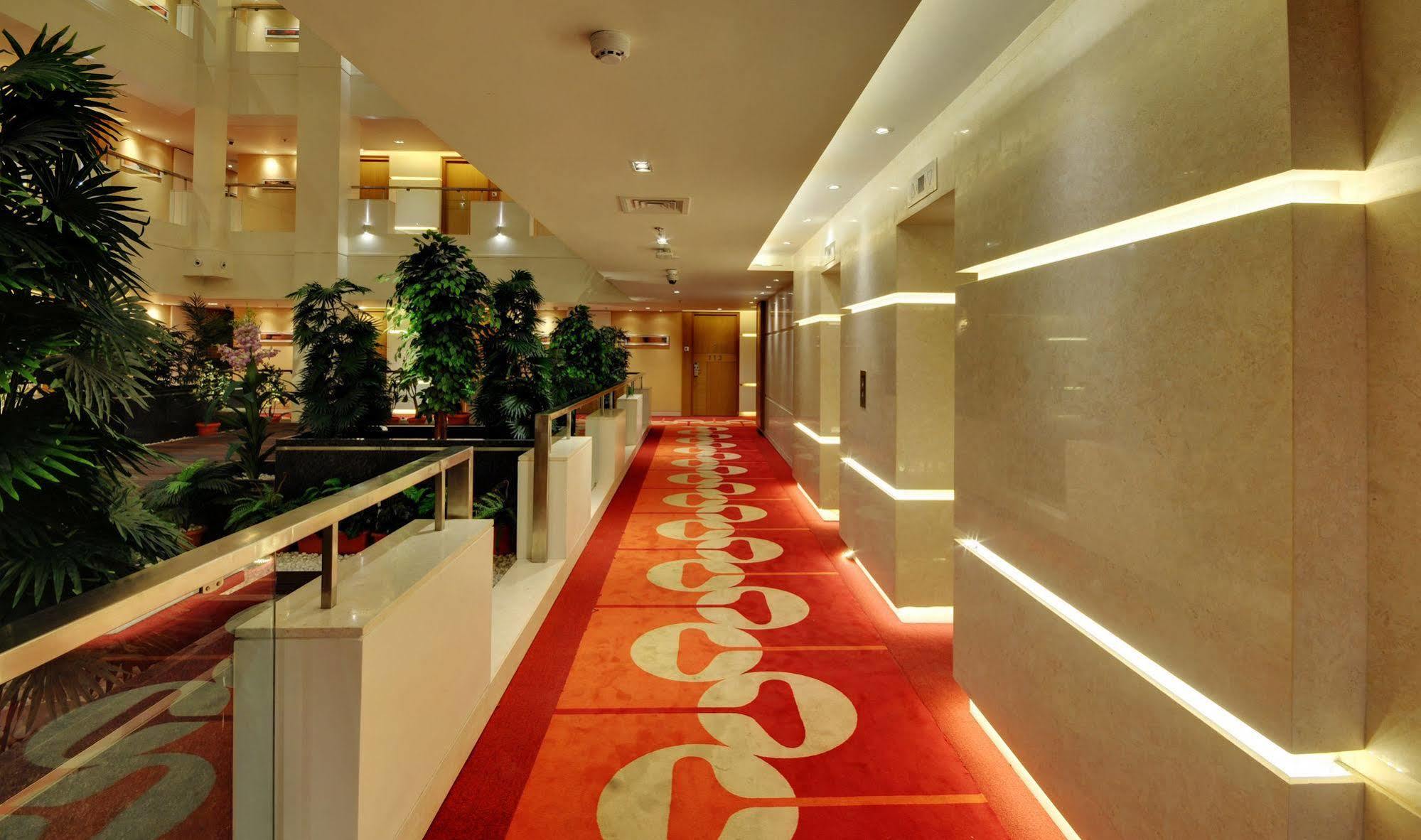 Hotel Platinum Rajkot Eksteriør bilde