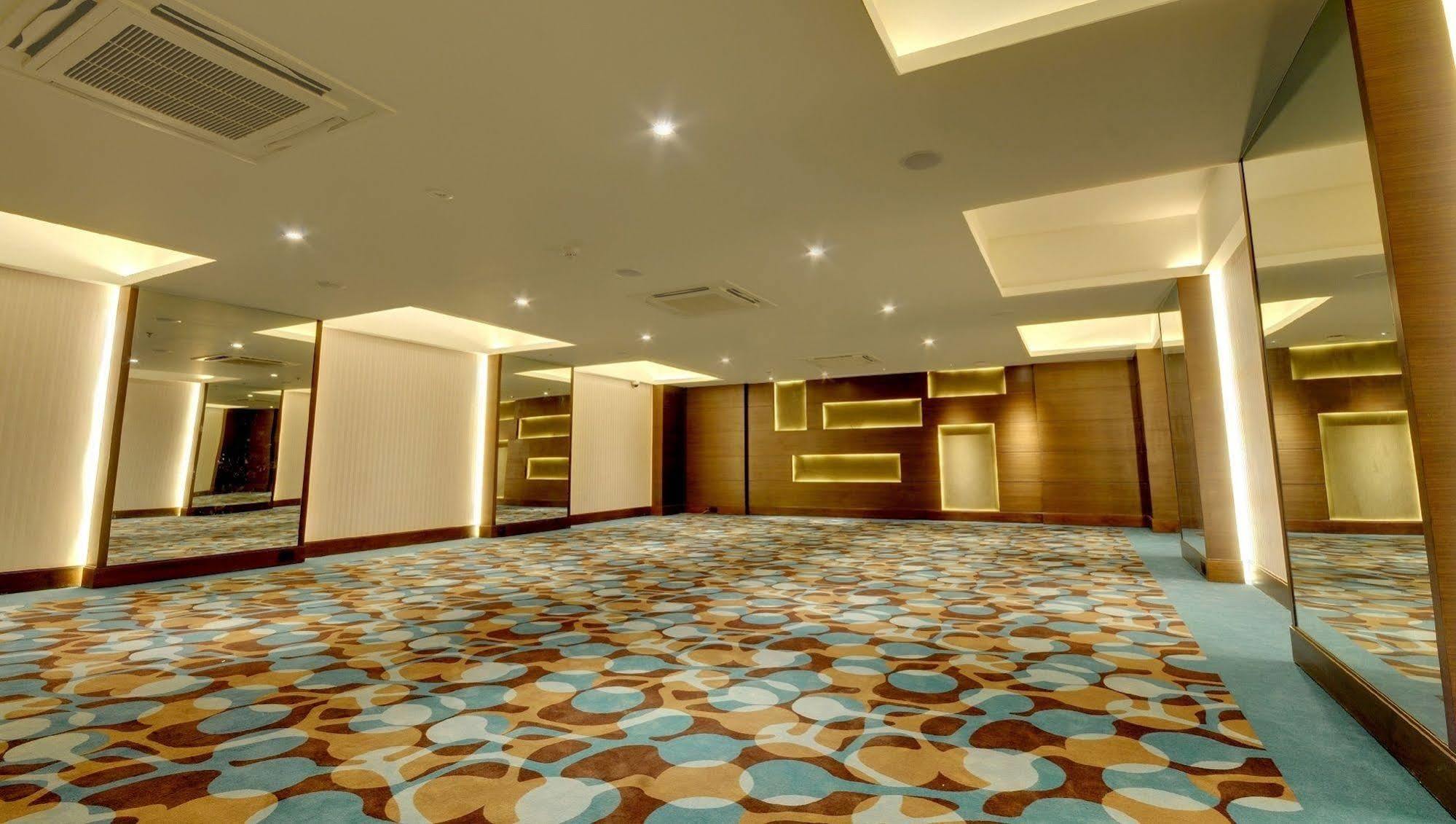 Hotel Platinum Rajkot Eksteriør bilde