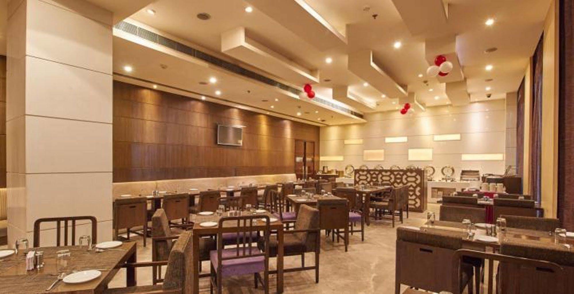 Hotel Platinum Rajkot Eksteriør bilde