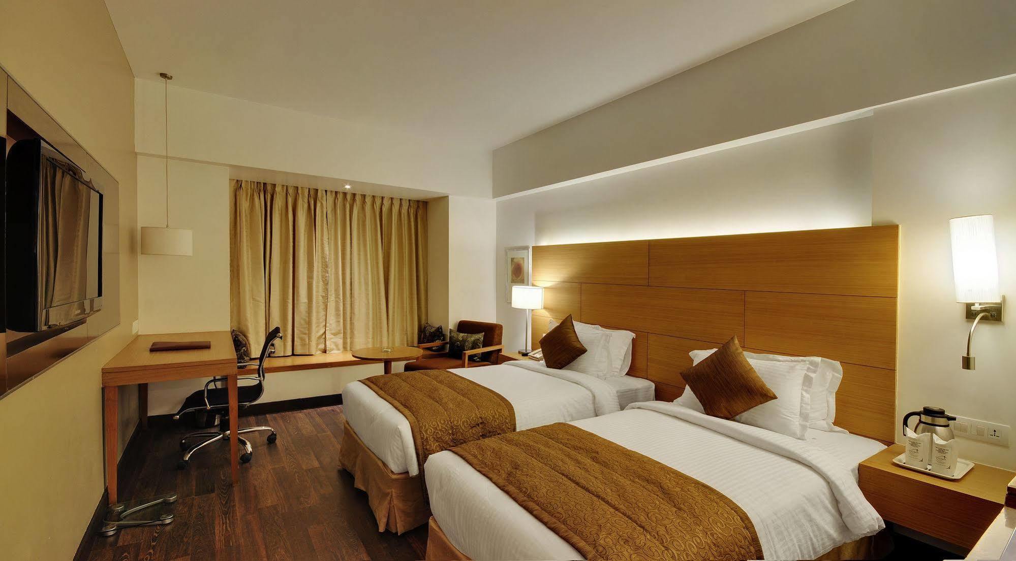 Hotel Platinum Rajkot Eksteriør bilde