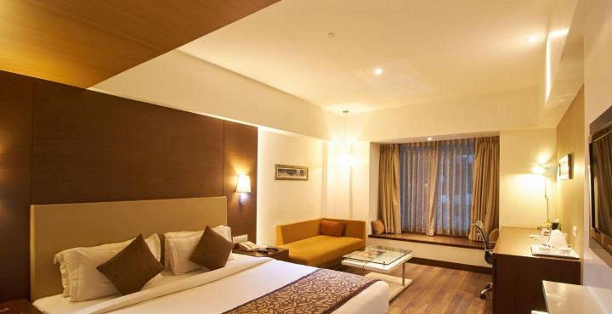 Hotel Platinum Rajkot Eksteriør bilde