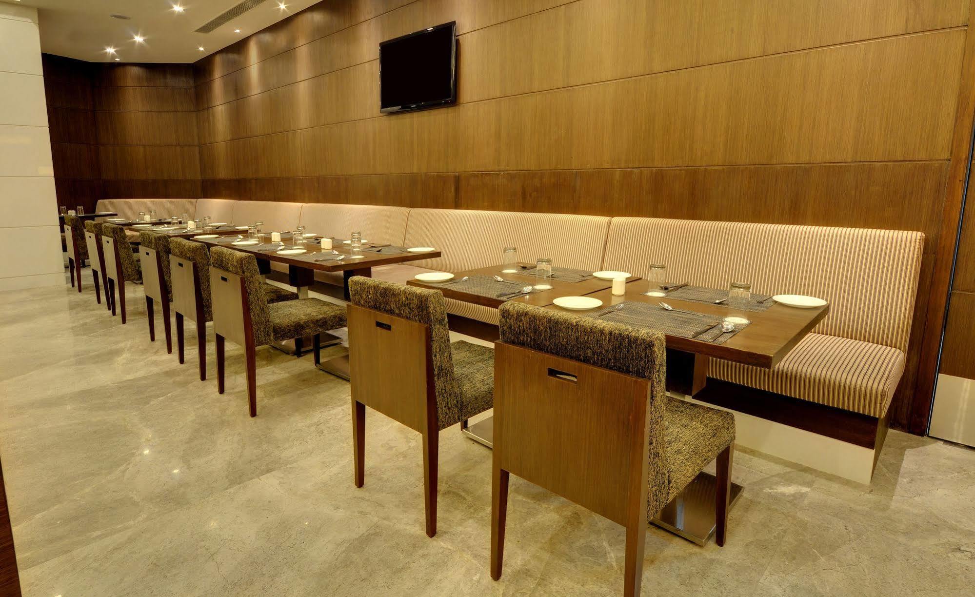 Hotel Platinum Rajkot Eksteriør bilde