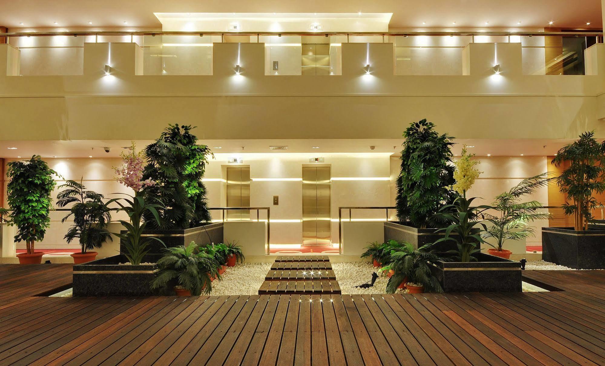 Hotel Platinum Rajkot Eksteriør bilde