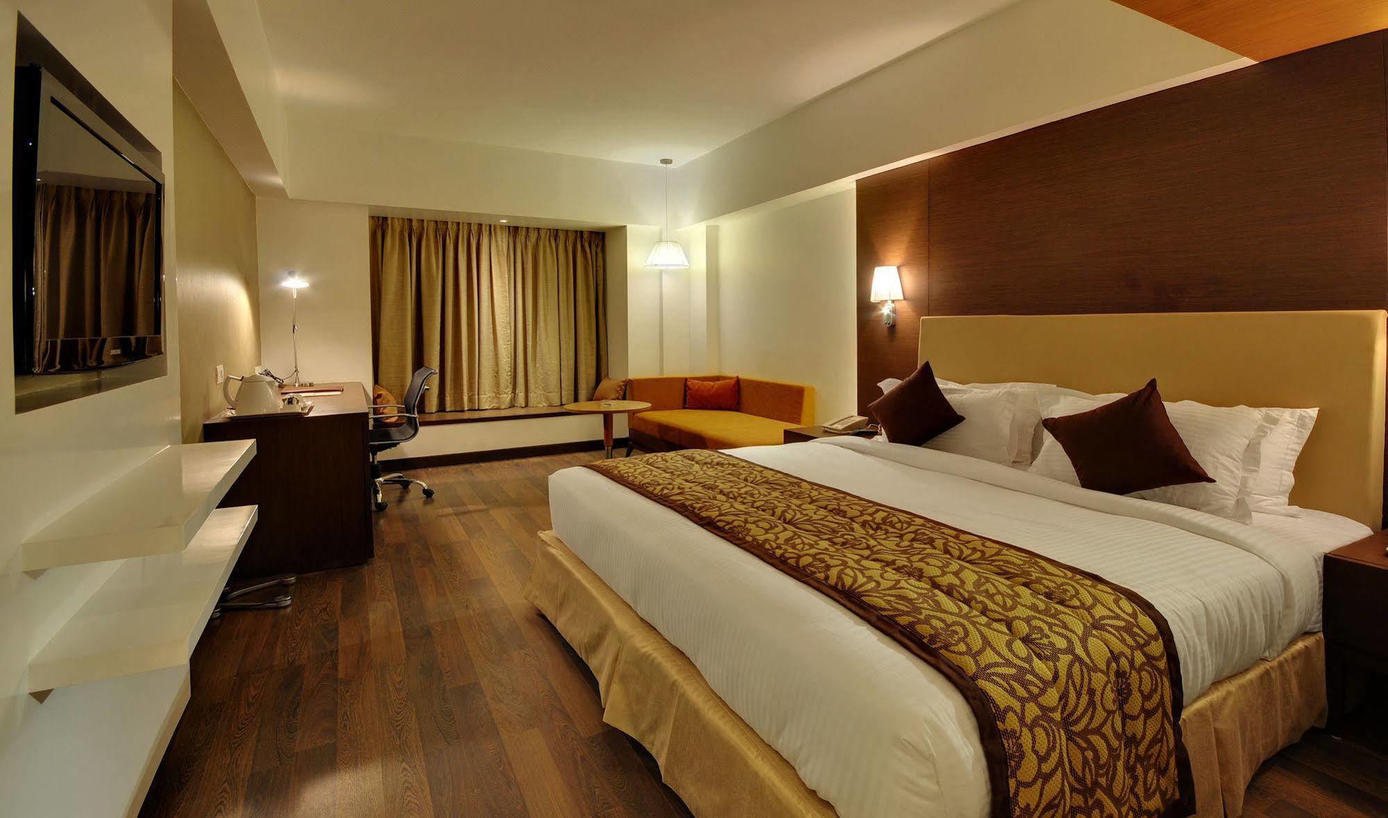 Hotel Platinum Rajkot Eksteriør bilde