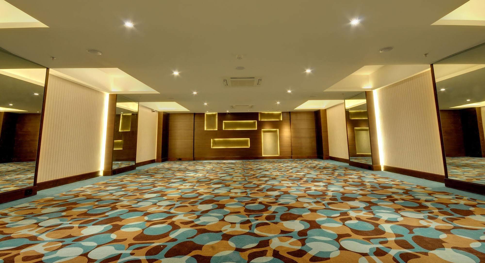 Hotel Platinum Rajkot Eksteriør bilde